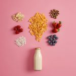 Image d'illustration d'un article sur la micronutrition représentant des céréales et du lait par votre diététicienne spécialisée en micronutrition à Strasbourg